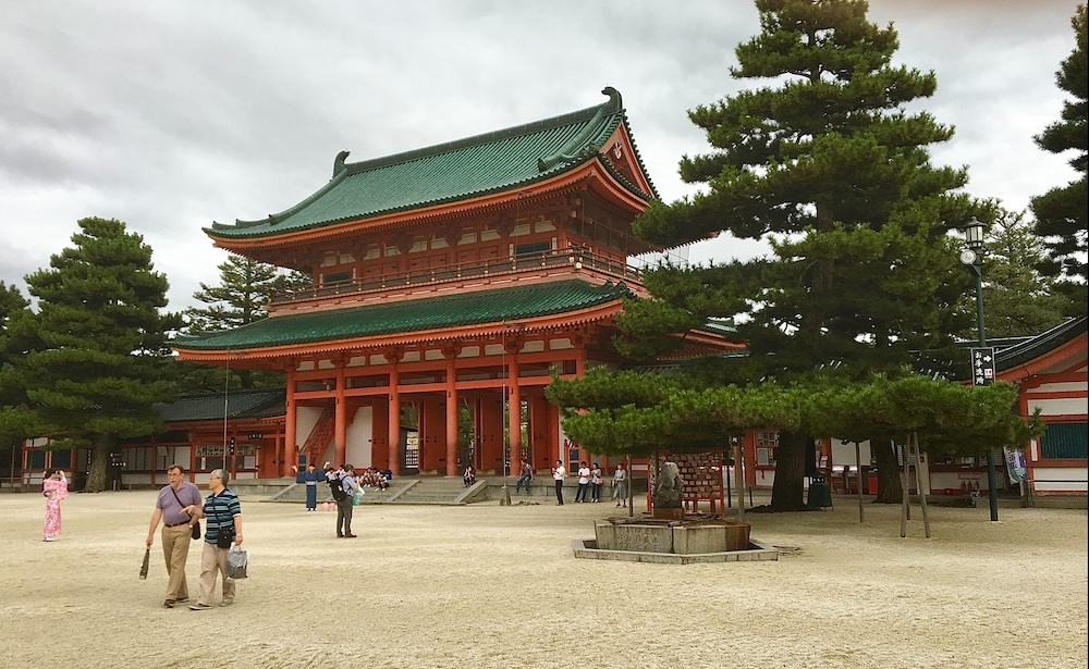 Strolling near Heian-jingu (Shinto shrine in northeast Kyoto)